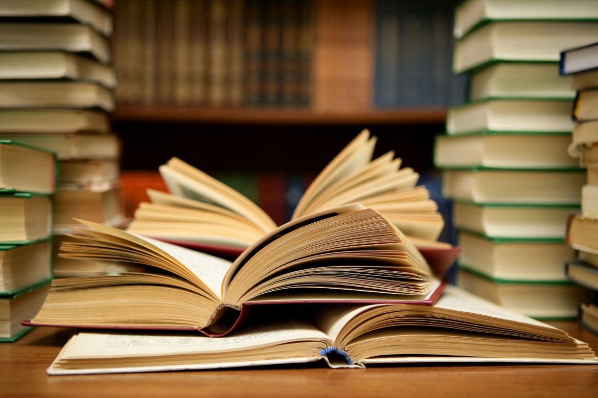 Just Keep Reading: 4 Best Android and iOS Apps for Book Lovers