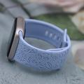 Apple Watch Series 11/10/9/8/SE 3/SE (2022)/7/SE/6/5/4/3/2/1 Floral Engraved Silicone Strap - 42mm/41mm/40mm/38mm - Purple Blue